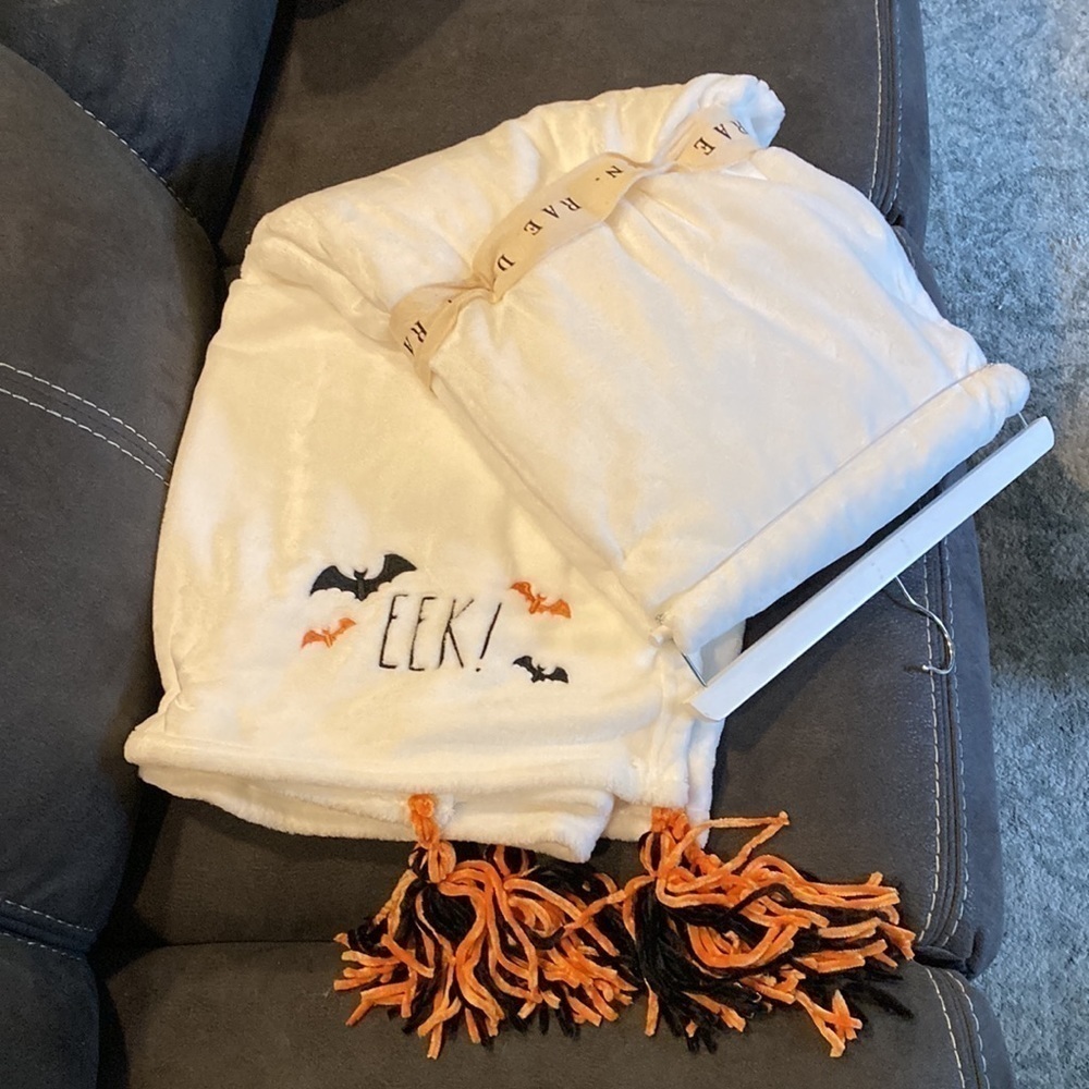 NWT Rae Dunn EEK BATS HALLOWEEN SOFT PLUSH HALLOWEEN THROW BLANKET TASSELS